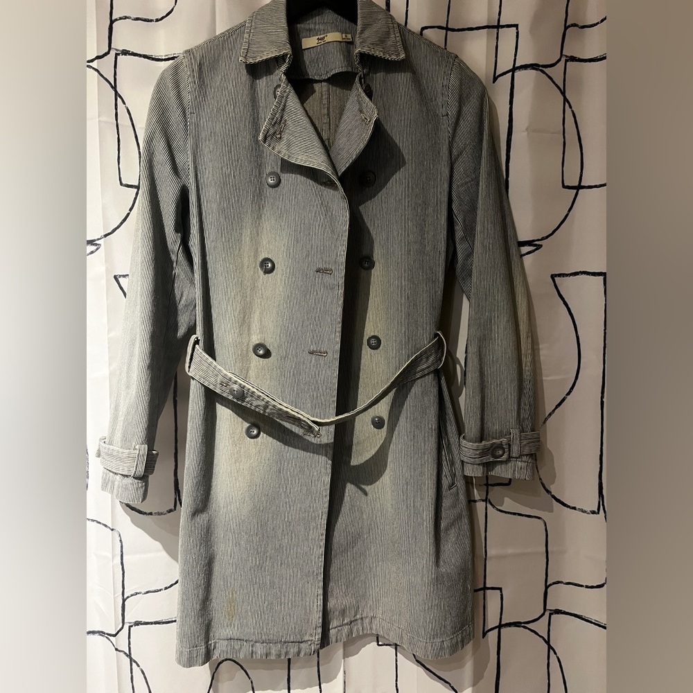 Stylish Double-Breasted Trench Coat in Gray